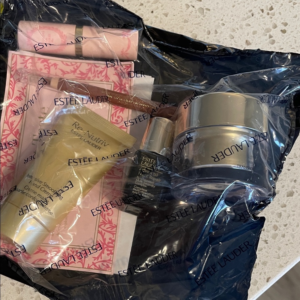 Estee Lauder Limited Edition X Ladurée‎ 6 Pc Re-Nutriv Gift Set * New & SEALED - Picture 3 of 6